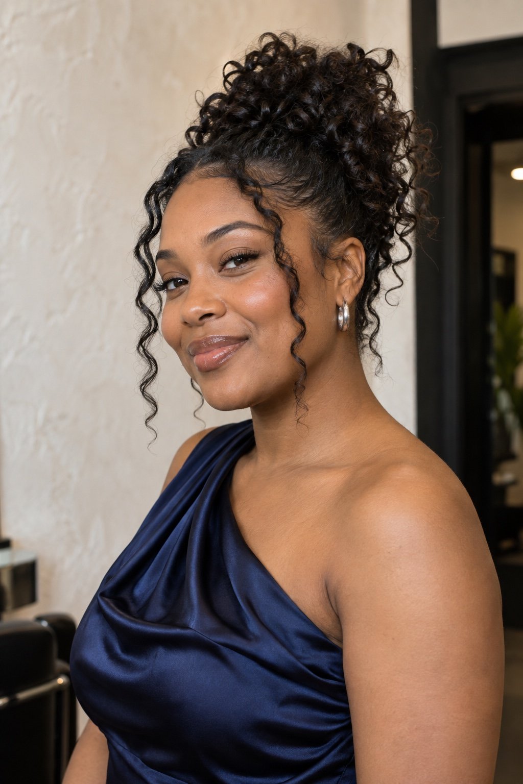 Curly Updo: Hochgesteckt · freie Locken