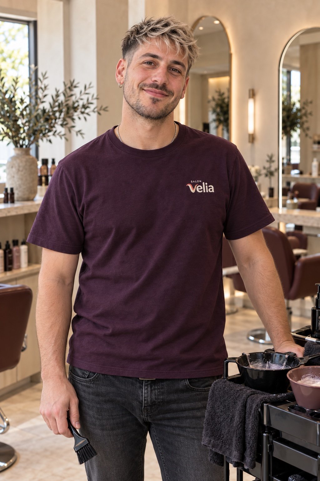 Leo im Salon mit auberginefarbenem Velia-Shirt – generiertes Beispielprofil