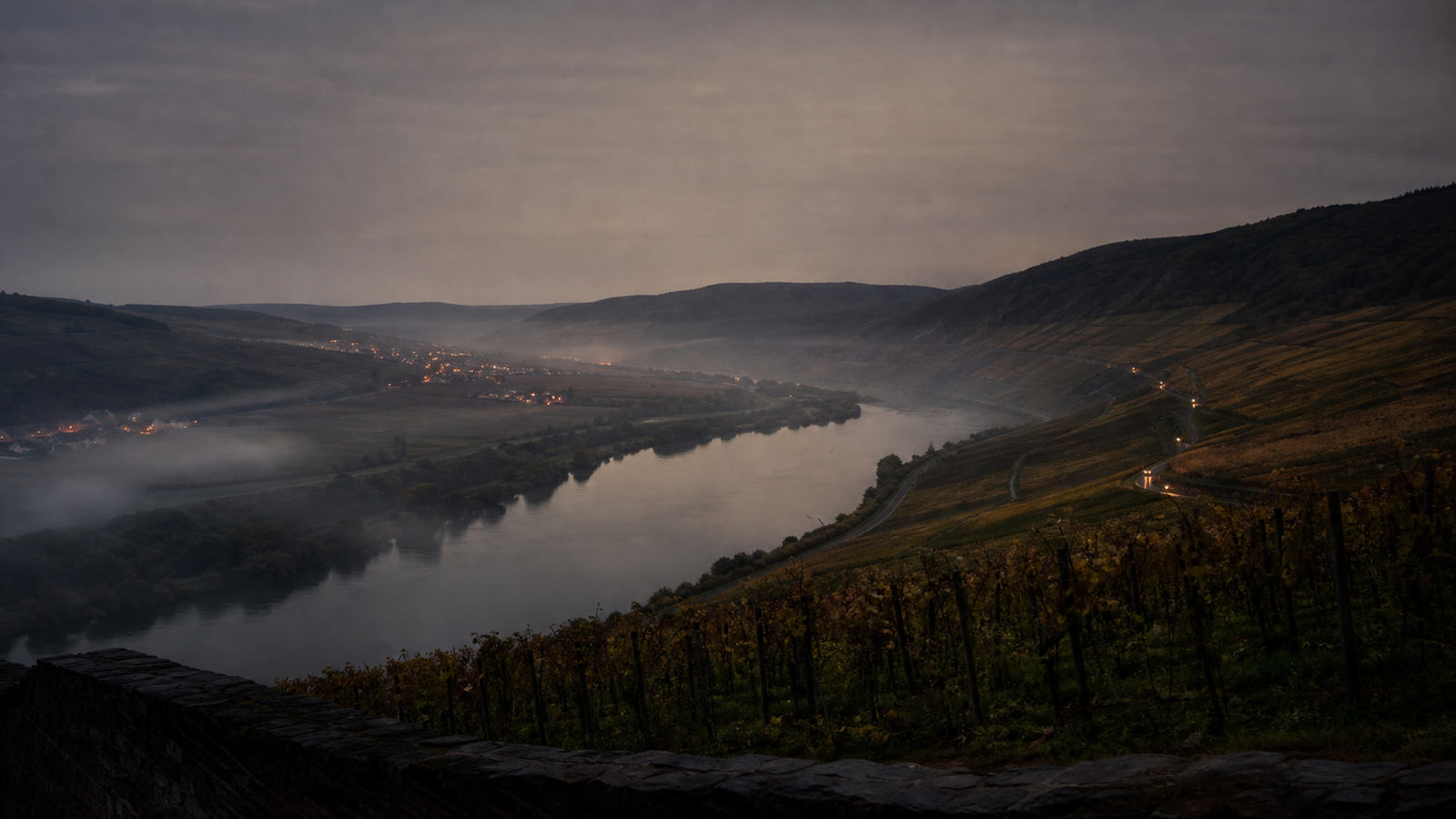 Moseltal zwischen Trier und Luxemburg bei ruhigem Abendlicht